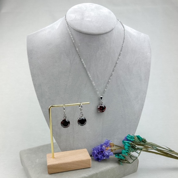 Red cubic zirconia necklace earring set - Picture 3 of 3